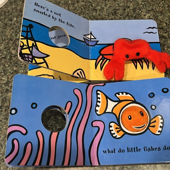 3/$12 Chronicle Kids Finger Puppet Board Books (x2) - Picture 2 of 3